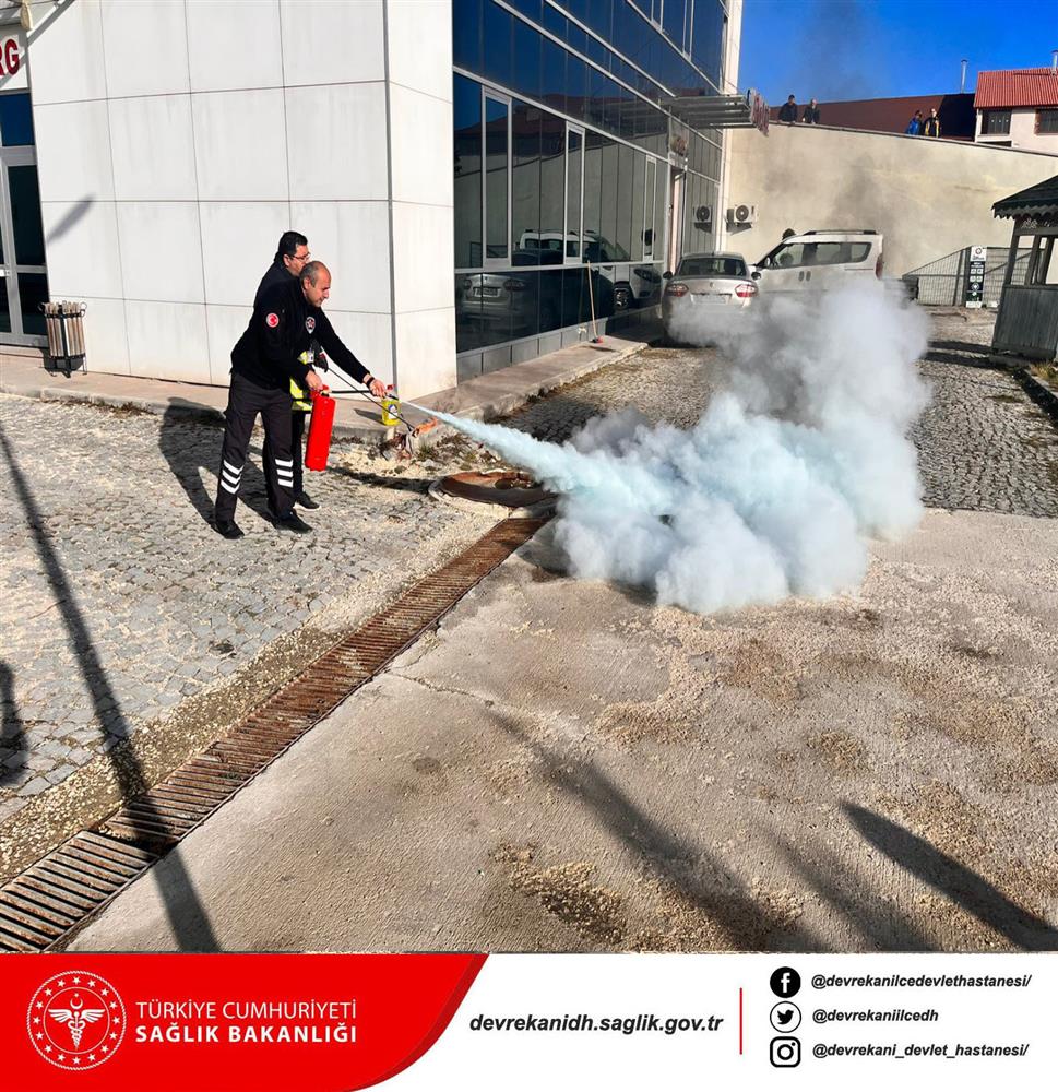 Yangın Söndürme Eğitimi Hastanemizde 15.11.2022 tarihinde saat 15:00 da sivil savunma birimimiz koordinatörlüğünde yapılmıştır. 